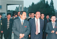 吳邦國(guó)參觀周恩來(lái)紀(jì)念館